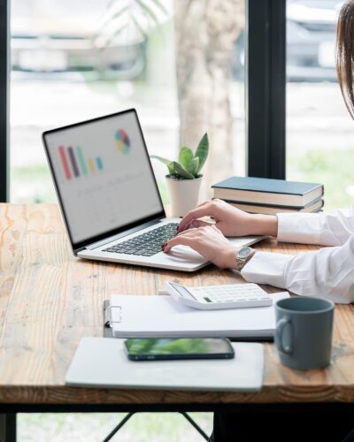 Счетоводството на бензиностанцията включва записване на разходите за закупуване на гориво, масла и други материали за сервиз.