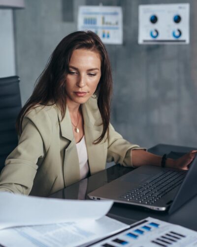 Всички компании, които са провеждали икономическа дейност през 2022 година, както и еднолични търговци, подлежащи на задължителен независим финансов одит